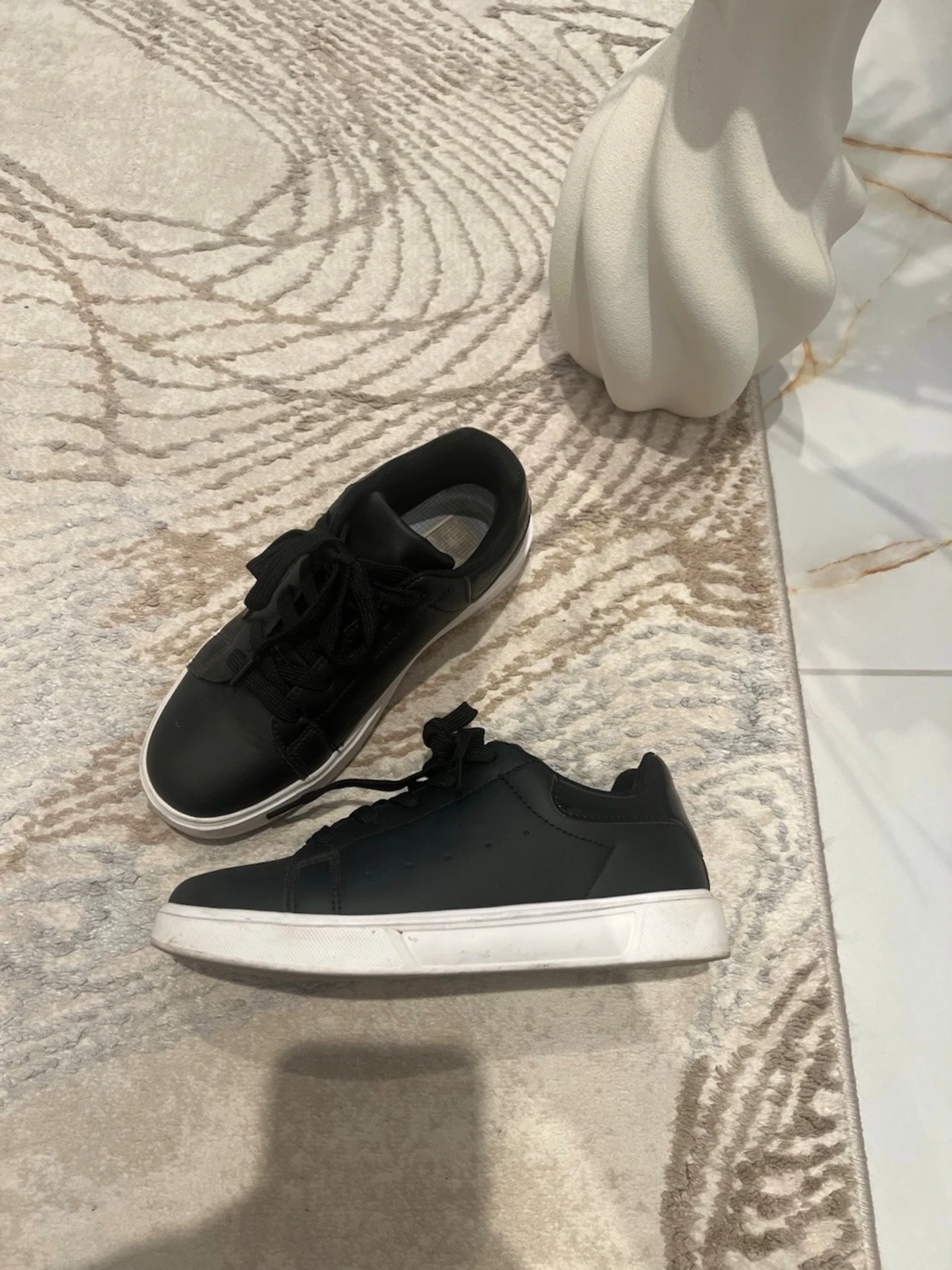 Svarta sneakers med vit sula - 1