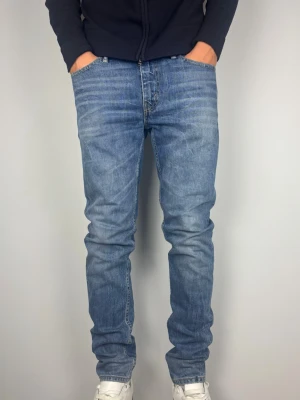 Levis 512 Jeans - Levis 512, slim-straight, mer rak vid låren, smalnar av lite neråt. Trevlig passform Färg: Blå med snygga strukturer | Modell: 512 | Storlek: W33 L34 | Skick: 9/10 | Premium Jeans. Sitter perfekt på modellen som är 189 cm. Mått: A: 42 cm B: 110 C : 16 cm D: 27,5 cm Tveka inte att höra av dig minsta fråga eller fundering! Skickas snabbt!