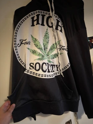 Snygg High Society "Four Twenty" Hoodie - svart   - Säljer min sambos schysta hoodie som han tyvärr ej längre kan ha så den är för liten . Men normal i storlek. Den är i bra skick förutom lite missfärgningar längst ner på hoodien, se bild . Men annars är den i bra skick . 