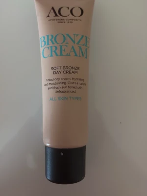 ACO Bronze Cream Soft Bronze Day Cream - ACO Bronze Cream Soft Bronze Day Cream är en tonad dagkräm som ger en naturlig solkysst look. Krämen är återfuktande, parfymfri och passar alla hudtyper. Innehåller 50 ml. Endast testad fåtal gånger☺️