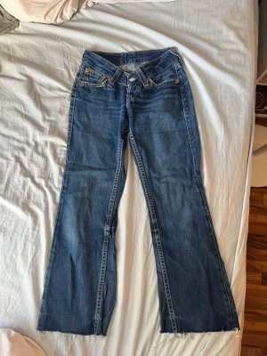 Mörkblå jeans från levis. - Säljer pågrund utav att dom är förstora, men tycker dom är väldigt snygga. (Kan diskutera priset!)