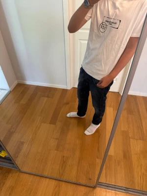Vit t-shirt med tryck framtill - Maison Margiela T-shirt 👕✨  Säljer en Maison Margiela T-shirt i mycket bra skick.  ✅ Maison Margiela ✅ Mycket fint skick ✅ Stilren och lättmatchad ✅ Perfekt till vardags eller en clean outfit  📩 Hör av dig vid intresse eller om du vill ha fler bilder/info!