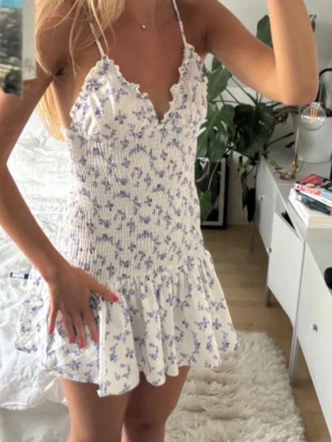Vit blommig sommarklänning - Aldrig använd, prislappen är avklippen