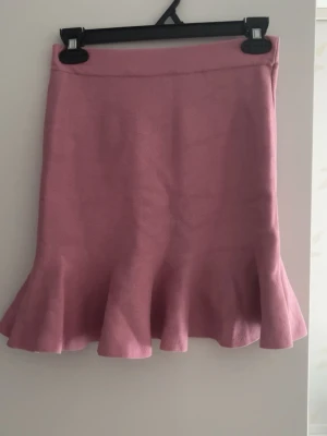 Rosa volangkjol från by Clara - Supersöt rosa kjol från by Clara med volangkant nedtill. Bara använd nån gång men vet inte vart den är köpt då det var min systers. Kom gärna med prisförslag!💗