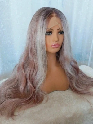HD Lace 13x6 Front Peruk Blond Balayage Ombre Vågig Glueless värmetålig - Lace front-peruk i balayage/ombre med mörkare botten med rosa skiftningar och mjuka vågor.   HD lace, oklippt. Kan klippas innan den skickas om så önskas.   Specifikationer: -Lace front 13x6 -Blond balayage/ombre/rosa -Mörk utväxt för naturligare look -Värmetålig syntetfiber, upp till 220 grader -Glueless modell -Justerbara band och kammar -Mjuk vågig styling -Naturligt hårfäste  Handstyling och omklippning utförd av frisör för mer naturligt utseende.