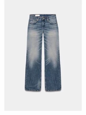 Blå raka jeans med tvättad look - Säljer ett par blå jeans med rak passform och snyggt tvättad finish.  Dem är aldrig använda bara testade. Kostar 399 orginalt o säljer för 350