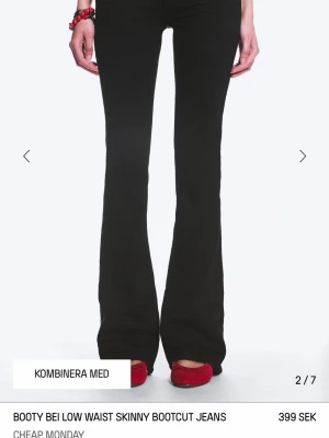 Cheap monday svarta low waist jeans - Snygga svarta bootcut jeans från CHEAP MONDAY WEEKDAY med låg midja. De är uppsydda då de var för långa så de passar dig som är 166/170 skulle jag säga (jag är typ 168) lite tecken på att de är använda bak och ”tvättsträck” längst ner men annars fina. Lappen bak är även bortalagen. 