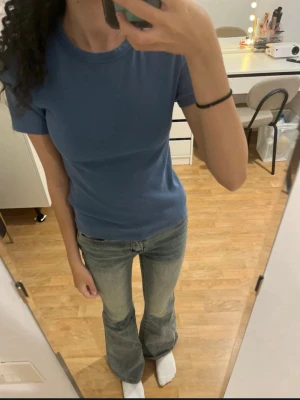 tshirt - en vanlig blå basic tshirt, säljer pga inte längre använder. den passar perfekt till strl xs-s.