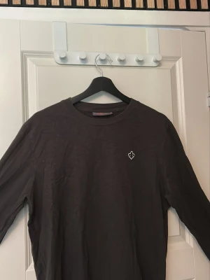 Mörk/olivgrön sweatshirt från Morris - Säljer en mörk/olivgrön morris sweatshirt i storlek M. Den är lite liten i storleken så den passar även S. Nypris ligger nog runt 1000 spänn, och den är i otroligt bra skick. Tveka inte att skriva till mig vid minsta lilla fråga🙌🙌