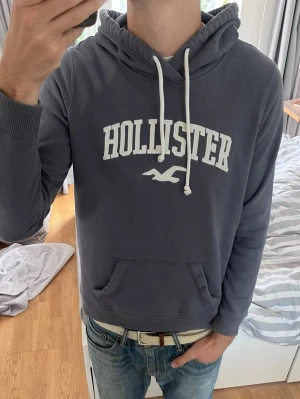 Hollister hoodie - Snygg hoodie från Hollister i en Blå/Grå färg | Storlek M | Mycket bra skick✅|