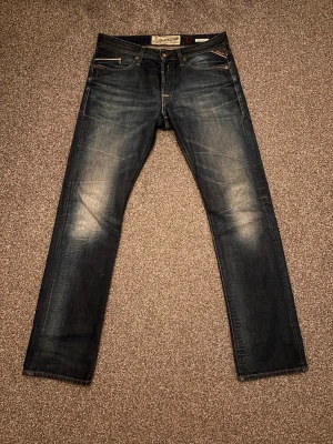 Mörkblåa Replay jeans - Tjenare säljer nu ett par mörkblåa Replay jeans med fet wash o sköna slitningar de raka o 108,5 cm i längden. 