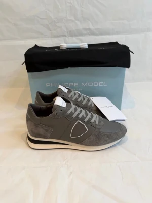 Philippe model skor  - Helt nya med tags, box, dustbag och extra skosnören | finns i 39,40 & 41