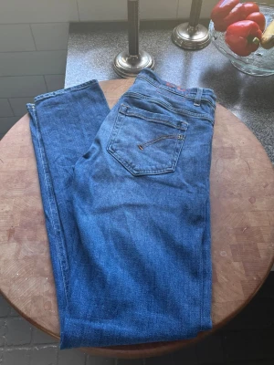 Dondup George jeans - Säljer nu ett snyggt par dondup George jeans i storlek 33 | mycket fint skick  |  kom dm för flera frågor eller funderingar!