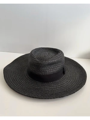 & Other Stories - svart flätat hatt - storlek M/56 - Stilren svart stråhatt från & Other Stories i storlek M / 56 cm. Tidlös modell med platt kulle och brett brätte. Hatten har ett svart band runt kullen. Vacker strukturerad flätning som fin detalj. Passar huvudomkrets på kring 56 cm. Mycket gott skick, som ny!