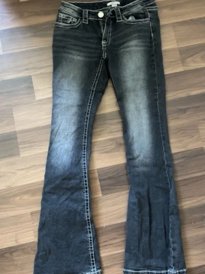 Gråa jeans från gina - Dessa var väldigt populära förut men säljs inte längre. Bara använd ett par gånger så i bra skick. Storlek M men sittter som en S/M. Kom gärna med prisförslag!💗