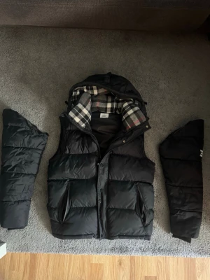 Byter burberry jacka/väst - Tjena jag tar emot byten mot min burberry jacka/väst den är i storlek medium och är knappt använd eller om du vill köpa den så kan pris diskuteras 
