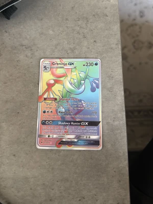 Greninja GX Pokémonkort Rainbow Rare - Säljer ett Greninja GX Pokémonkort i Rainbow Rare-version med holografisk yta. Kortet har 230 HP och coola attacker som Shuriken Flurry, Haze Slash och Shadowy Hunter GX. Perfekt för samlare eller Pokémonfans som vill utöka sin samling. Priset  jag sökte upp va minst för 800. Men jag vill bara bli av med dessa kort så säljer den för nedstående pris. Men även de går o sänkas som sagt vill ba bli va med dem