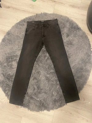 Jack & Jones jeans - Helt nya aldrig använda! Farsan köpte fel storlek i affären. St W30 L32