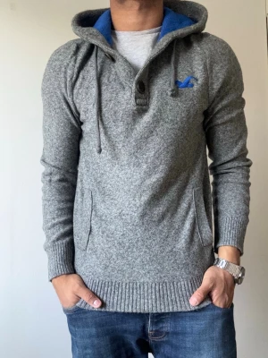 Hollister Stickad Hoodie - Riktigt snygg Hollister stickad hoodie | Mycket bra skick | Storlek L | Modell: 175cm, 69kg