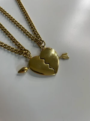 bff halsband - Superfina bff halsband som du kan dela med din vän🥹  De är helt oanvända och är därför i superfint skick!!  Hela kedjan: 50cm  Som man ser på bilderna så kan man sätta fast ”haken” i både lilla och tjocka kedjan för att bestämma längden själv.  De är guldpläterade och är därför vattentäta (rostar inte)   Hör av er vid frågor!!💛