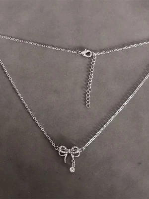 Halsband  - Materialet är legering + zirkon. Längd är 40cm, kan förlängas med 5cm. (#410)