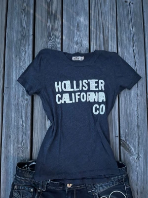 Hollister California dam T-shirt  - Hej, säljer denna hollister T-shirt i storlek dam xs den är i väldigt fint skick😁bara att skriva om ni har några fler frågor eller funderingar! Mvh/ Consuetudo💫