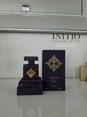 Initio Side Effect Eau de Parfum 90ml - INITIO Side Effect EDP – 90 ml – Äldre batch 2022  Exklusiv nischparfym från INITIO i den eftertraktade äldre presentationen med displaybas. Äldre batcher uppskattas av många doftentusiaster för kraftigare projektion och längre hållbarhet.  Varm och lyxig doft med toner av rom, kanel, tobak, saffran och vanilj. Perfekt för kvällar och speciella tillfällen.  ✅ Batch 2022 ✅ Äldre originalpresentation ✅ Originalask medföljer ✅ Nästan helt full – ca 88–90 ml kvar ✅ Sparsamt använd  📦 Snabb leverans