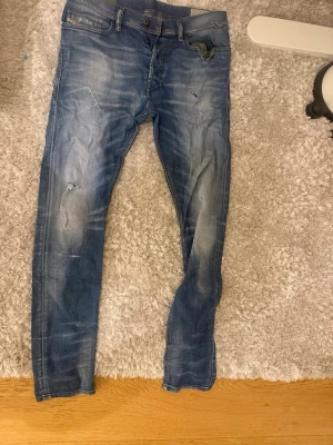 Diesel industry jeans - Diesel industry jeans. Hemma  gjorda slitningar och hål som man ser på bilderna. Slim och Thight pass form. OBS Bilden där har jag har på mig jeansen så hade dom inte slitningar eller hål 