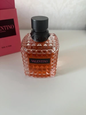 Valentino parfym för kvinnor 🌸 - Elegant och feminin Valentino-parfym som passar perfekt till både vardag och speciella tillfällen. En lyxig doft från ett välkänt designer-märke. Perfekt även som present 🎁  ✨ Valentino 🌸 Parfym för kvinnor 💎 Lyxig designerdoft 📦 Skickas välpackad 📸 Se bilder för skick och detaljer