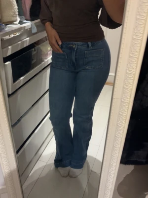 Trendiga bikbok jeans - Super fina jeans från bikbok i w 26 l 30 som är nya, lappen finns inte kvar och jag hade velat köpa en annan storlek. köpta för 500 kr. det finns ett litet märke på benet men jag märker inte av det.