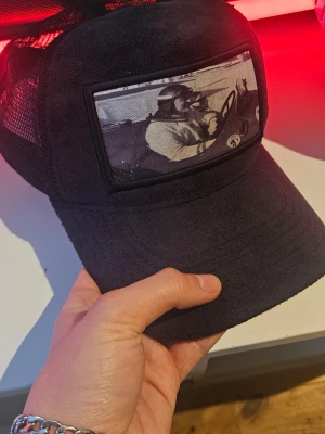 Svart emilio pendenza velvet keps - Svart emilio pendenza keps i bra skick utan några deffekter. OPS! Jag kan bara skicka med PostNord.