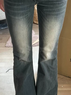 Cheap monday jeans  - Snygga gråsvarta bootcut jeans från cheap monday i storlek 26/32. Passar mig som är 168 perfekt. Har använts 1 gång, säljer för att jag inte använder dom längre, priset är förhandlingsbart 💕