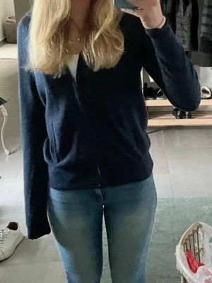 Soft goat hoodie - Mysig soft goat mörkblå hoodie med dragkedja framtill och två fickor i väldigt bra skick. Tillverkad i kashmire, klassisk huva med dragsko och ribbade muddar vid ärmslut och nederkant. Perfekt för en avslappnad och stilren look.