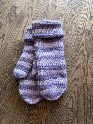 Hemstickat - Varma vantar i lovikka stil. 100% ull 9cm bred 24cm lång