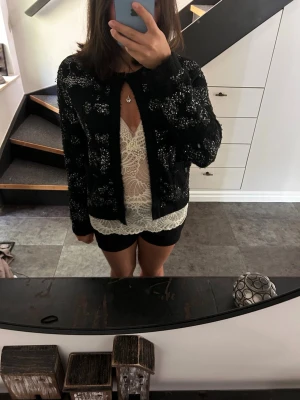 Kofta med paljetter  - Säljer denna svarta kofta med glitterpaljetter på från Zara, har endast använt den en gång🩷🎀