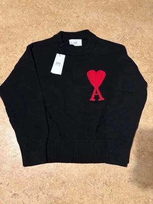   Ami Paris stickad tröja - Säljer tröjan eftersom den tyvärr inte passade mig och var för liten. Jag köpte den för 5 300 kr och nu säljer jag den för 900.