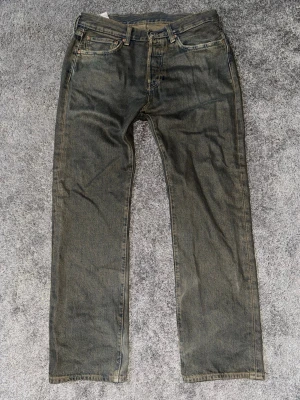 Levi 501 - Säljer ett par klassiska Levi's 501 jeans i storlek W31 L30. De har en riktigt snygg tvättad grå/mörkbrun nyans med vintagekänsla och rak passform.  