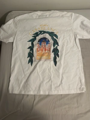 Casablanca - Säljer den på grund av storleken lite för stor och lite skruklig. Man ser lite att t shirten är förstod för morsan tvätta den. Men den är i ny skick utan prislapp bara så passa på o köp nu när dem är trendiga osv