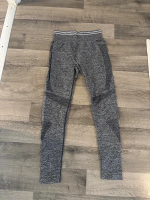 Gråmelerade sömlösa leggings - Snygga gråmelerade leggings med hög midja och bred resår i midjan. Sömlös design för extra komfort och stilren look. Perfekta för träning eller chill. Materialet är stretchigt och följsamt för bästa passform.