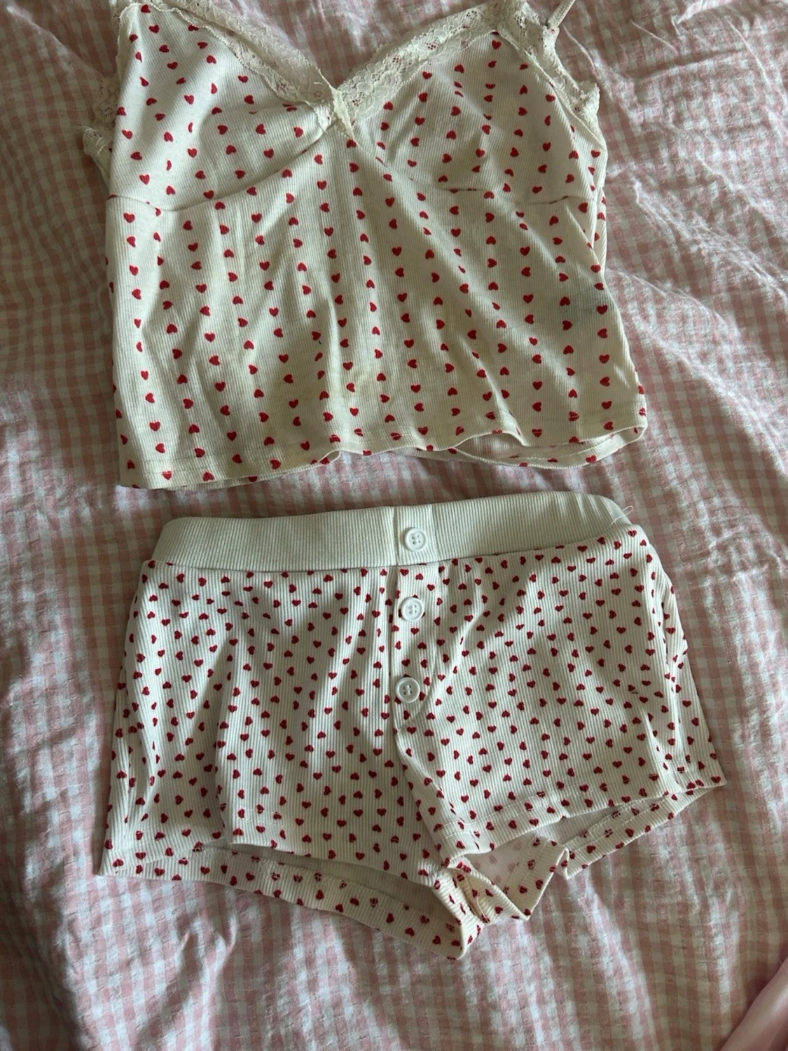 Vit pyjamas med röda hjärtan från asos - 2