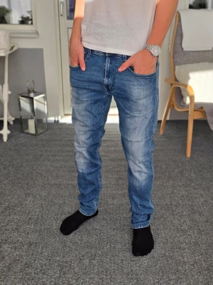 Replay jeans - Snygga Replay jeans, modell Anbass. Storlek: W33/L32. Superbra förutom att de har en liten slitning under gylfen, men det märks knappast (se sista bilden). Skriv till mig om du har några frågor 😄