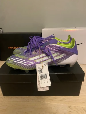  Adidas F50 elite - Adidas f50 elite. Påse fås med. Helt nya och helt oanvända. Allting fås med. Se på bild. Storlek 44 2/3. Nypris 2550kr