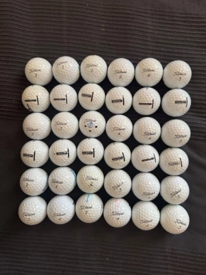  Titleist Tour Soft  golfbollar - Säljer 36st Titleist Tour Soft Golfbollar tvättad och kontrollerad mycket fint skick. 