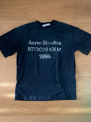 Acne studios t shirt  - Säljer en snygg acne studios t shirt, storlek S, priset kan diskuteras vid rimligt bud.