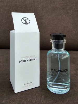 Louis Vuitton Imagination parfym 100ml - Fräsch och exklusiv parfym från Louis Vuitton, Imagination. Flaskan är genomskinlig med svart lock och stilren design. Kommer i originalförpackning med vit kartong och tydlig logga. Perfekt för dig som gillar lyxiga dofter.