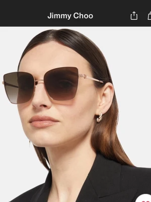 Jimmy Choo fyrkantiga solglasögon guld - Stilrena solglasögon från Jimmy Choo med stora fyrkantiga linser i mörkbrun ton och tunna guldfärgade metallbågar. Snygg och modern design som ger en lyxig känsla. Perfekta för dig som vill sticka ut med elegans. Ordinarie pris:3167 kr säljs för 2200. 