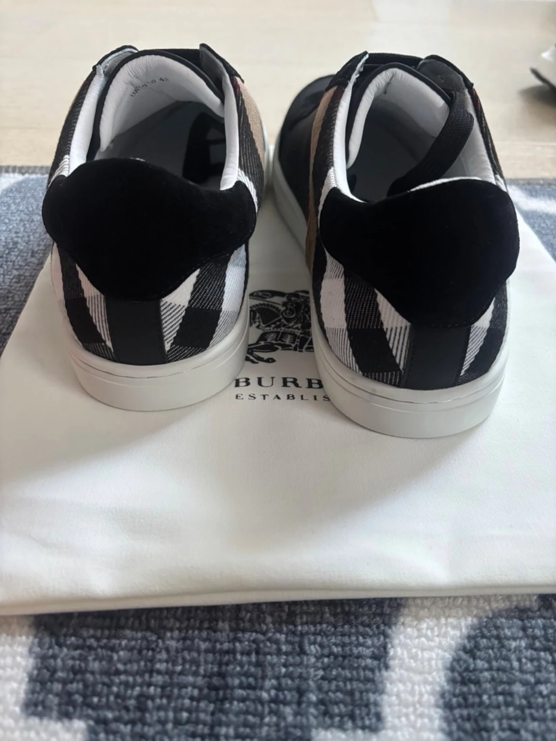Burberry svart/vit låg sneaker - 2