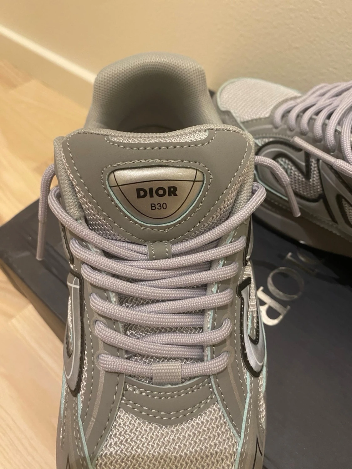 Gråa sneakers - 2