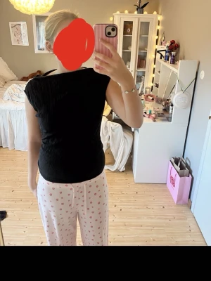 Svart topp  - En svart topp med lite ribbat från Gina tricot med högre hals. Säljer då den inte passa mig och köpte från en annan på vinted. I storlek S men skulle säga den passar M/S beroende på hur man vill den ska sitta