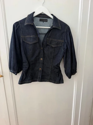 Zara topp - Säljer nu denna skitsnygga Zara topp då den inte kommer till användning, endast använd ett fåtal gånger. Är i storlek M men passar mig som vanligtvis har S i toppar. Skriv vid frågor💗